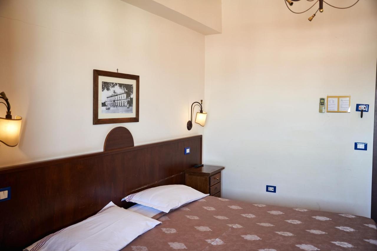 Hotel Max Aversa Bagian luar foto