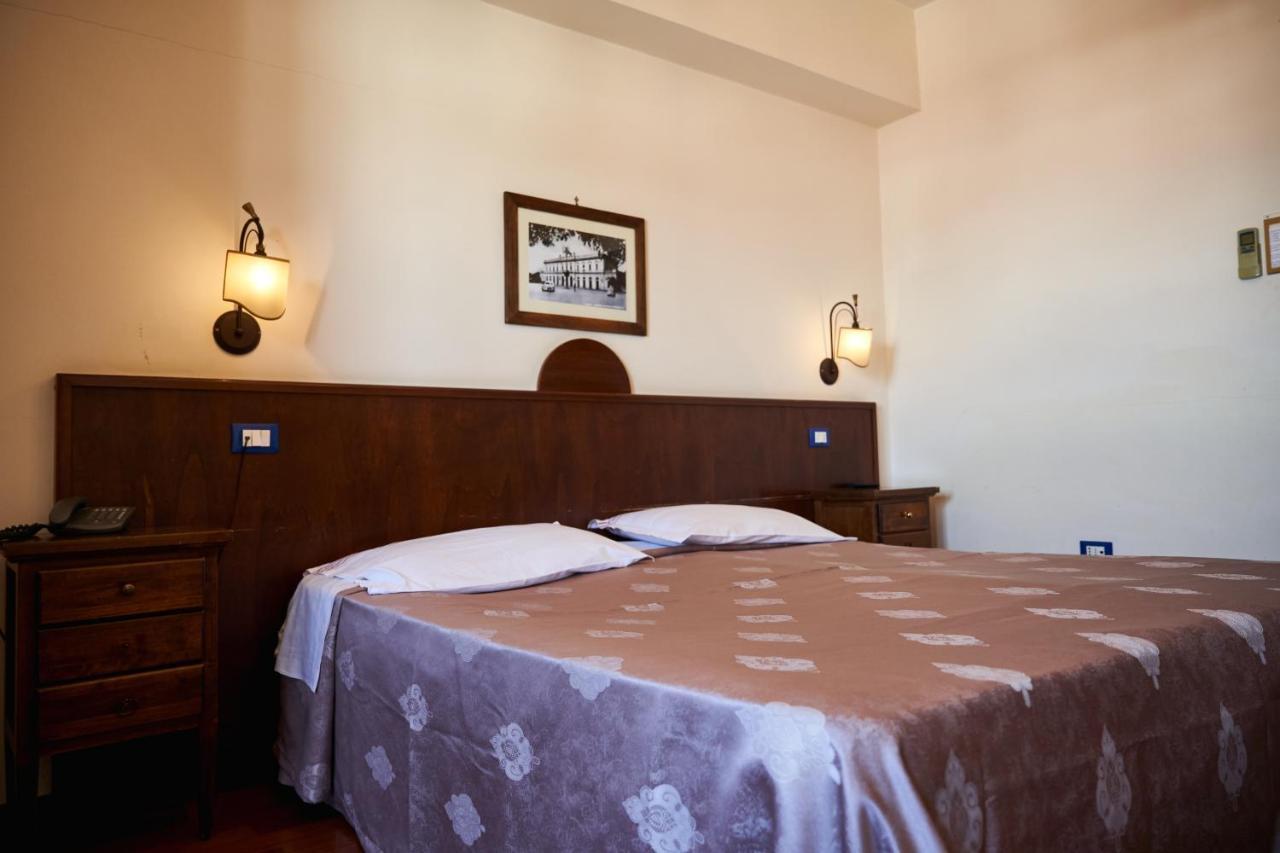 Hotel Max Aversa Bagian luar foto