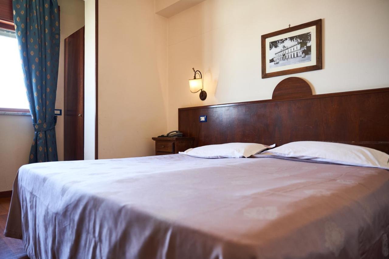 Hotel Max Aversa Bagian luar foto