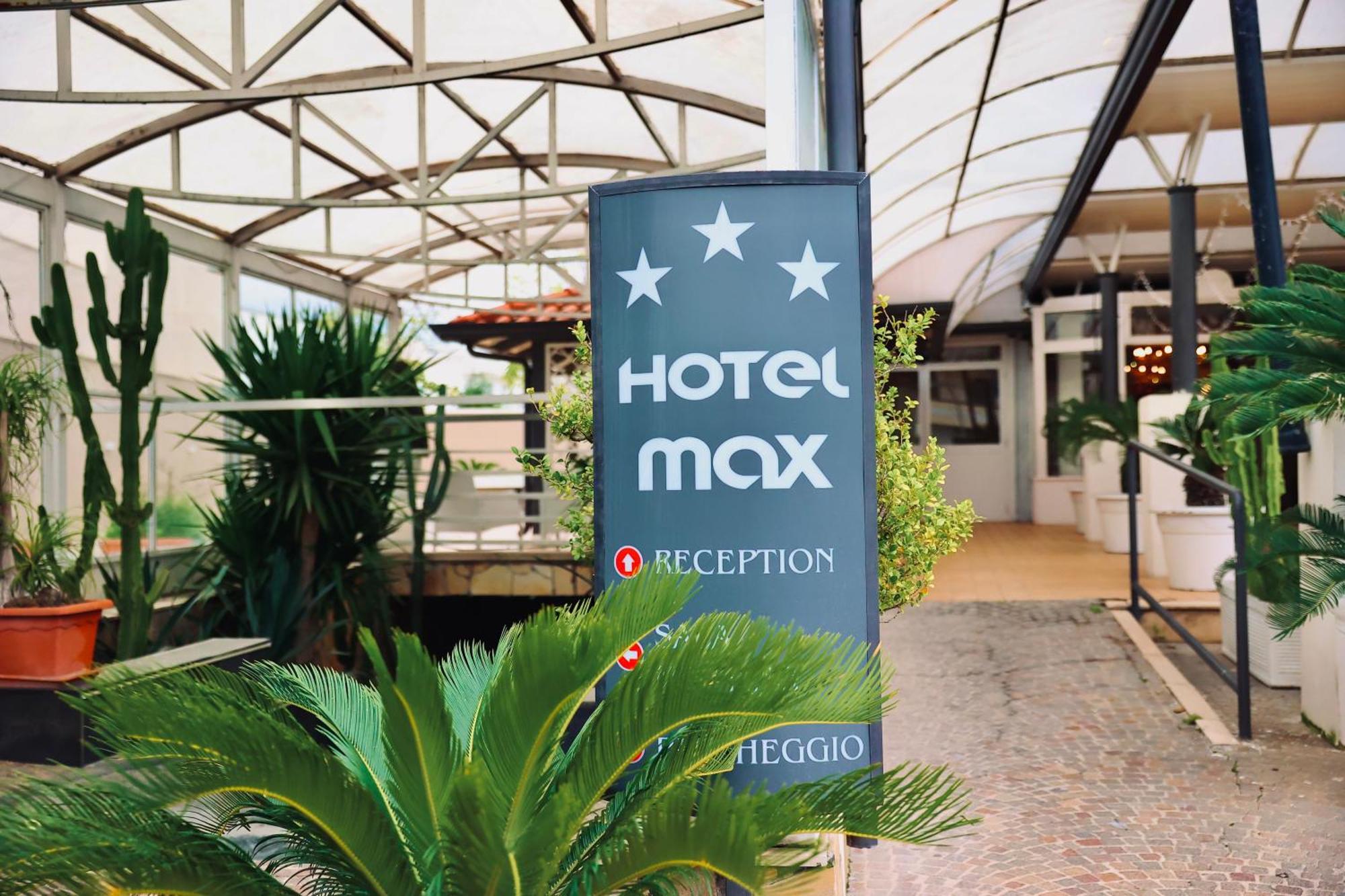 Hotel Max Aversa Bagian luar foto