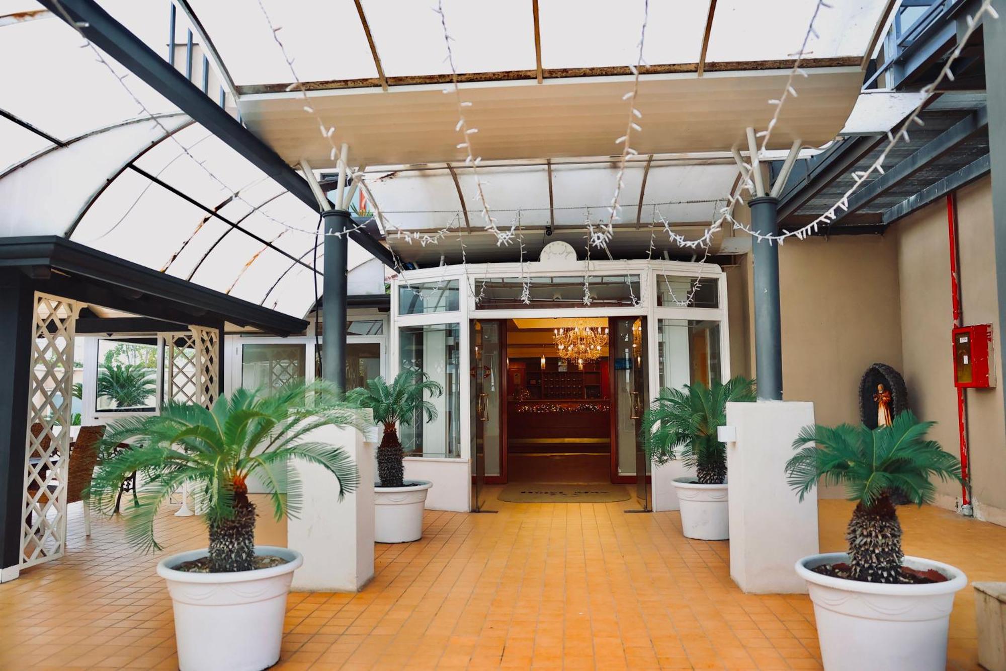 Hotel Max Aversa Bagian luar foto