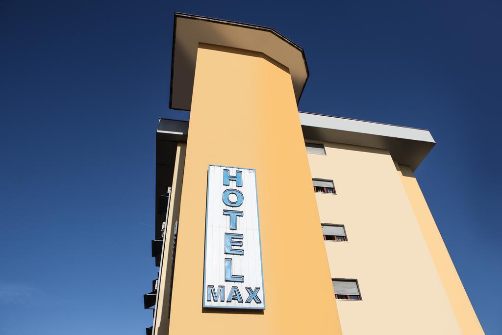 Hotel Max Aversa Bagian luar foto